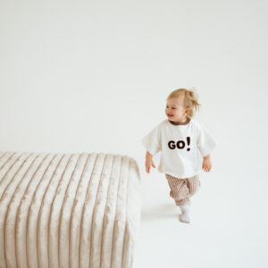 t-shirt oversize z naszywanym napisem go!