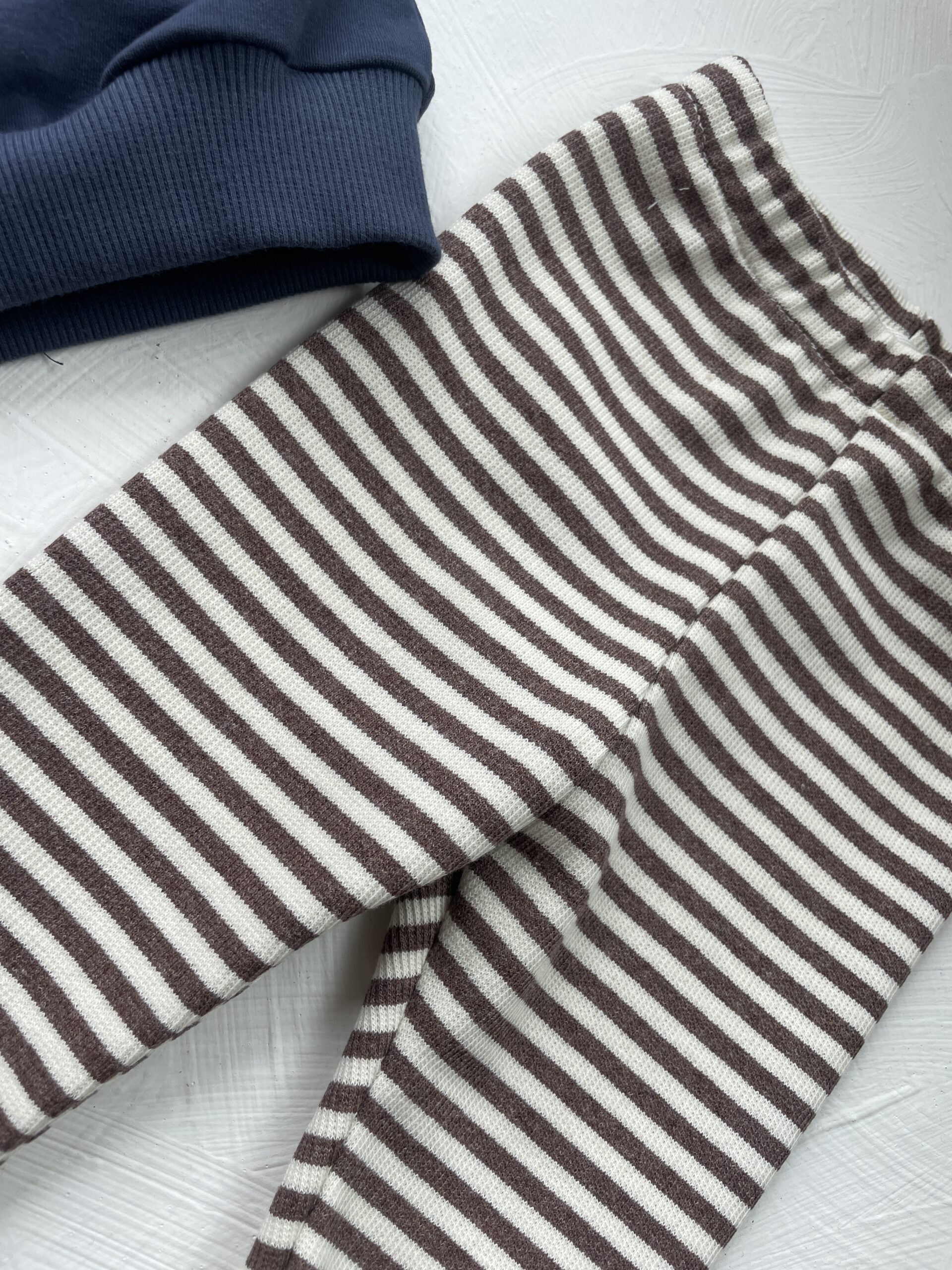 Legginsy w paski rosnące z dzieckiem - obrazek 2