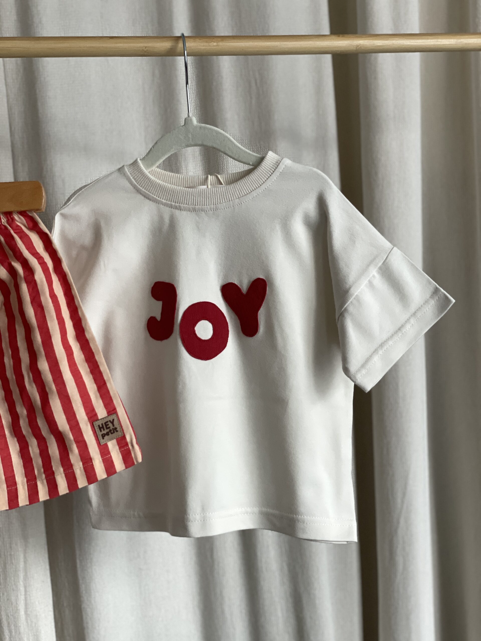 Komplet dziecięcy JOY – koszulka oversize i spodenki w paski - obrazek 3